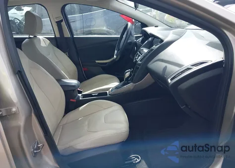 2017 Ford Focus Titanium z USA, uszkodzony, nr VIN 1FADP3J25HL267682